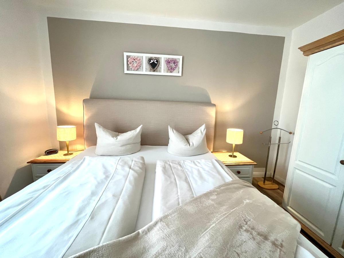 Landhotel Bauernstuben Neuharlingersiel Esterno foto