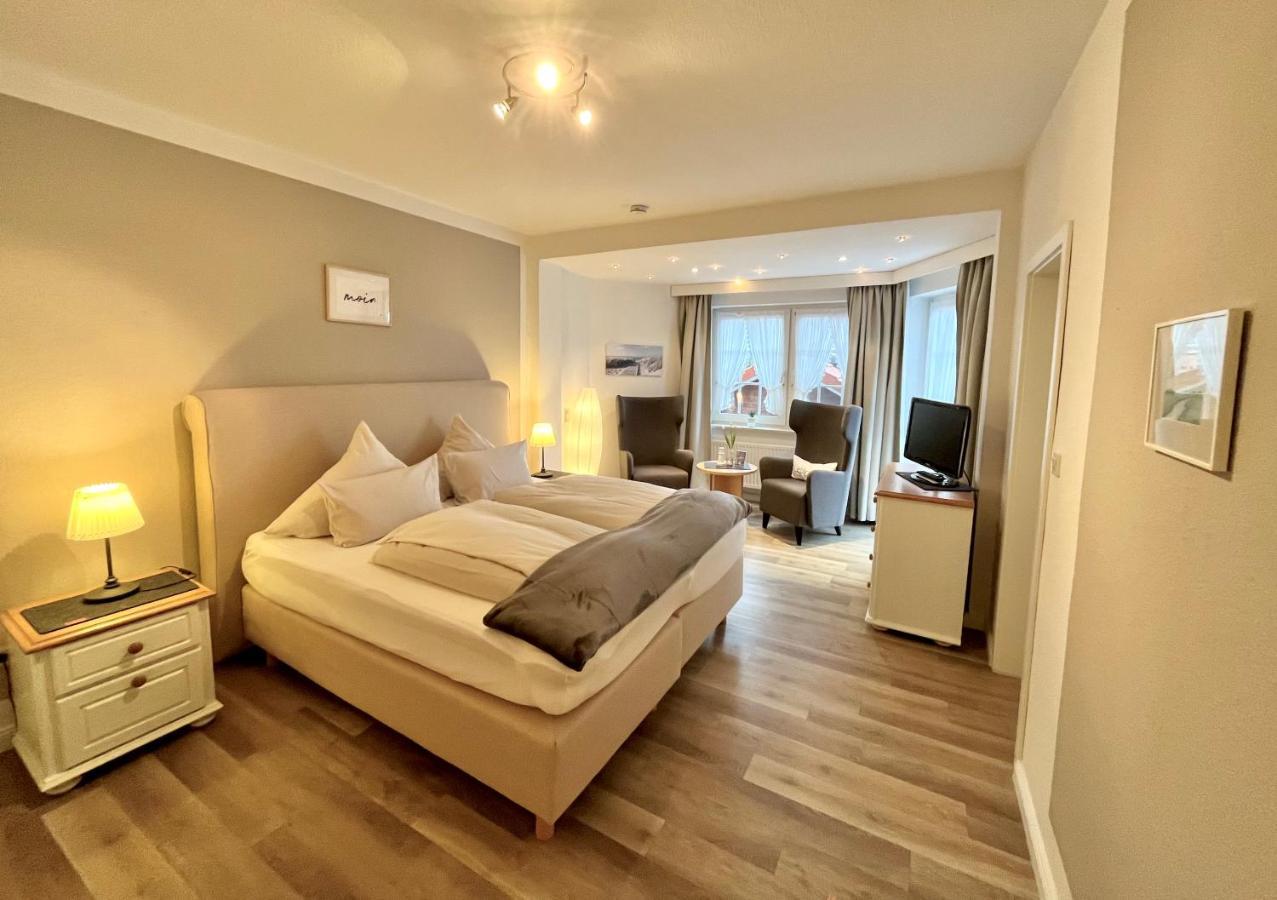 Landhotel Bauernstuben Neuharlingersiel Esterno foto