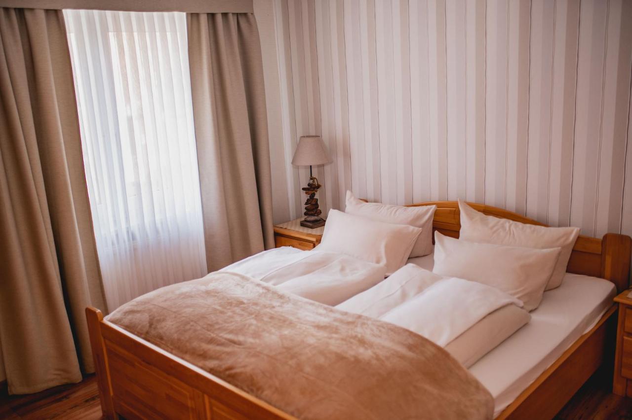 Landhotel Bauernstuben Neuharlingersiel Esterno foto