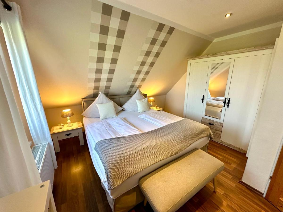 Landhotel Bauernstuben Neuharlingersiel Esterno foto